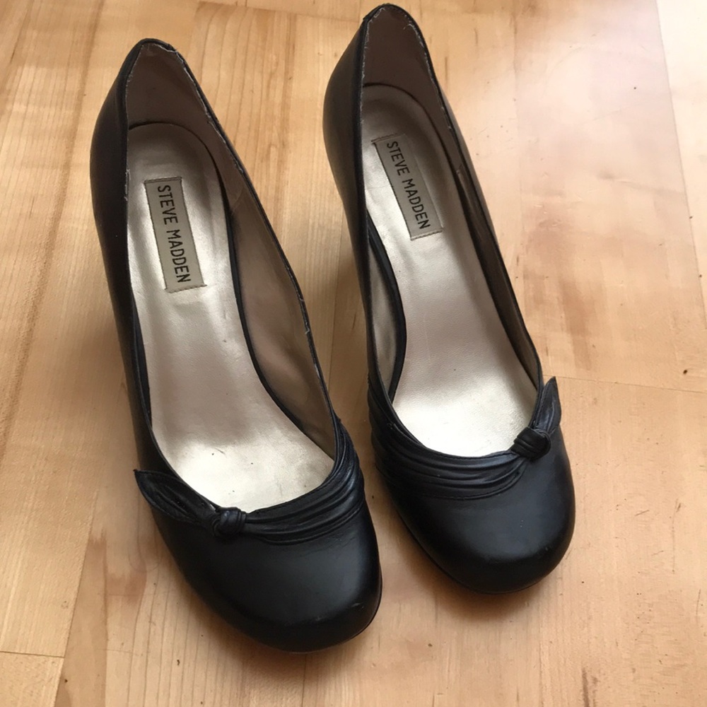 Low heel. Bow decor. Lots of life left